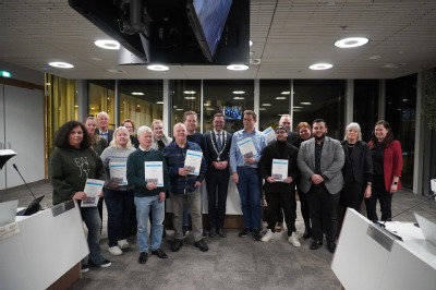 Uitreiking certificaten deelnemers cursus Politiek Actief