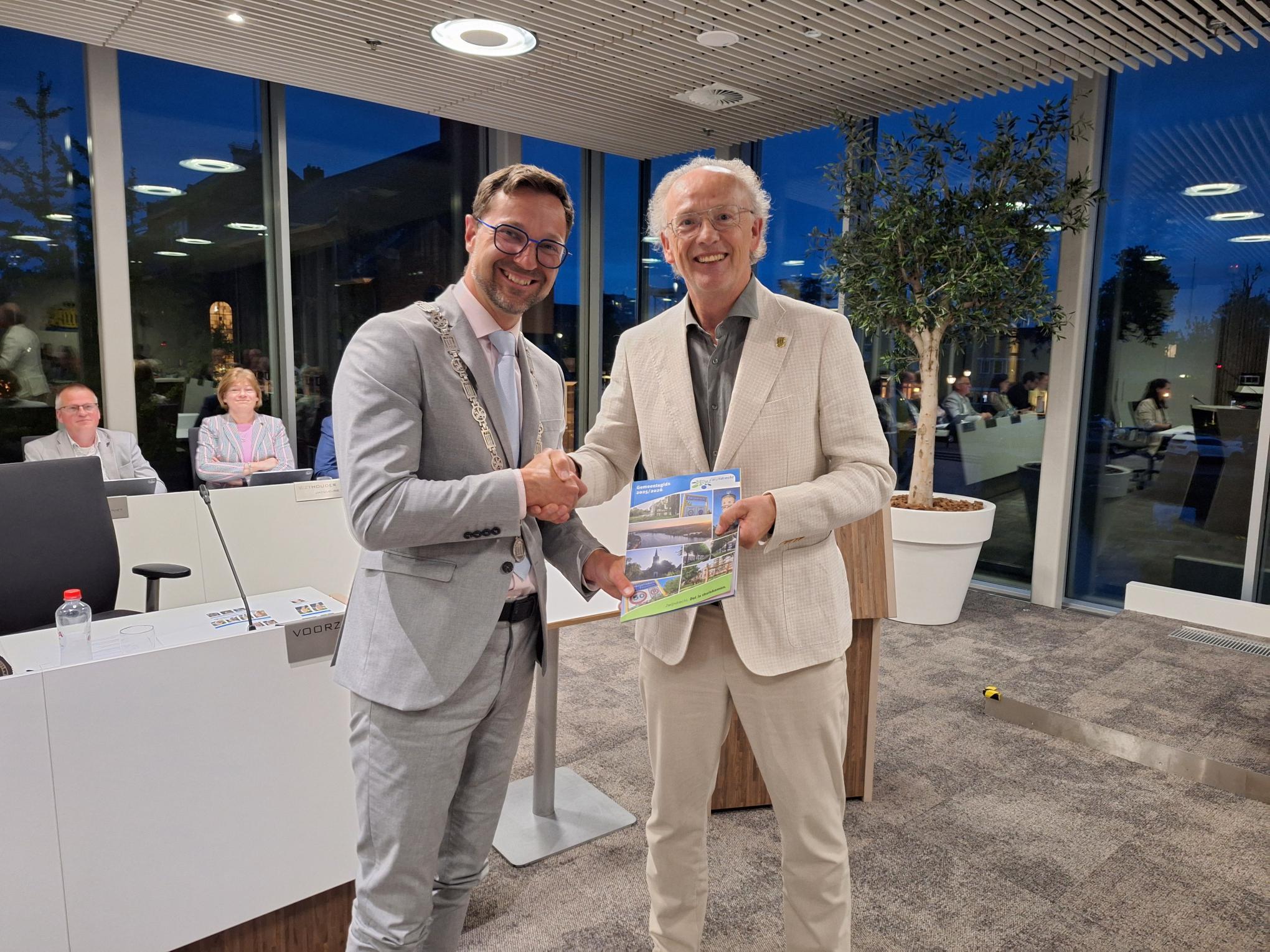 Overhandiging gemeentegids 2025